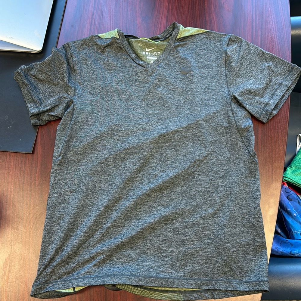 Men’s Nike dri fit men’s medium tee